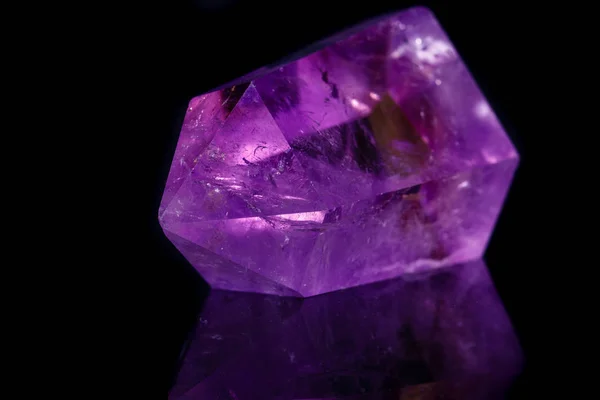 Macro minerale steen Amethyst kristal op een zwarte achtergrond — Stockfoto