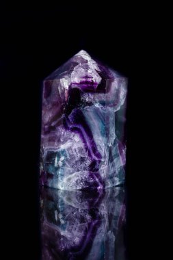 Makro mineral taş florit kristal siyah bir zemin üzerine 