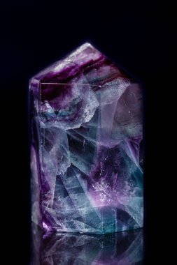 Makro mineral taş florit kristal siyah bir zemin üzerine 