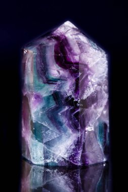 Makro mineral taş florit kristal siyah bir zemin üzerine 