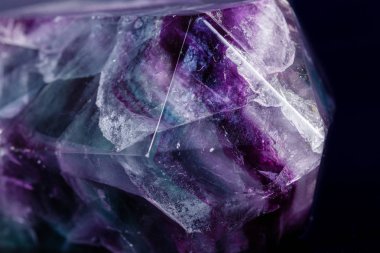 Makro mineral taş florit kristal siyah bir zemin üzerine 