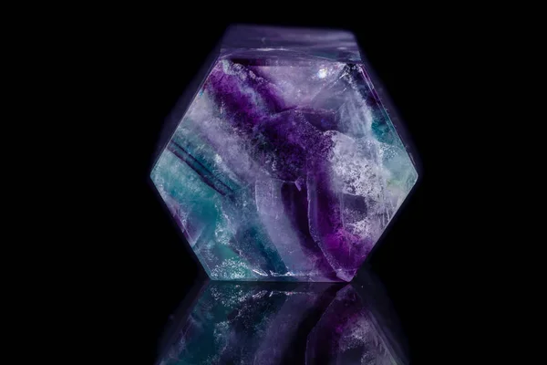 Makro Minerální kámen fluorit krystal na černém pozadí — Stock fotografie