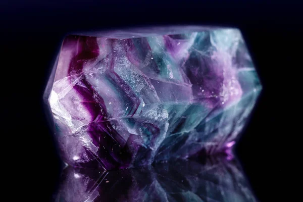 Macro minerale stenen fluoriet kristal op een zwarte achtergrond — Stockfoto