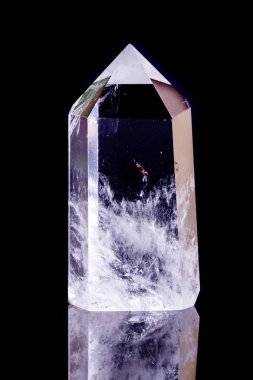 Makro mineral taş kristal rock kristal siyah bir zemin üzerine 