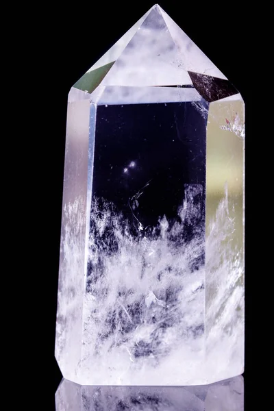 Macro piedra mineral Cristal cristal de roca sobre un fondo negro — Foto de Stock
