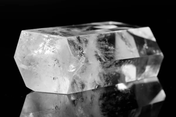 Pedra mineral macro Cristal cristal de rocha sobre um fundo preto — Fotografia de Stock