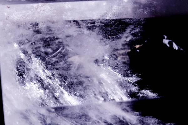 Makro mineral taş kristal rock kristal siyah bir zemin üzerine 