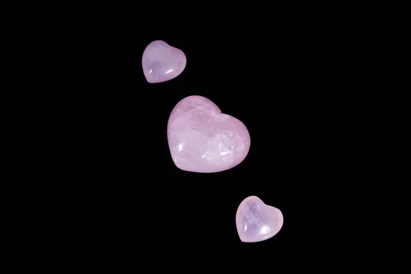 Макро мінеральний камінь Серце рожевий кварц на чорному тлі — стокове фото