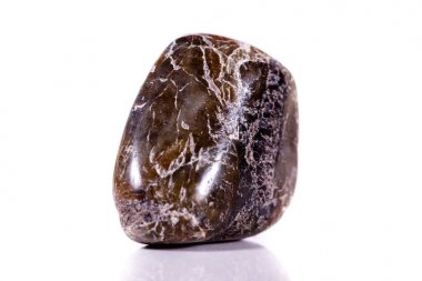 Beyaz arka plan üzerinde makro mineral taş Labrador