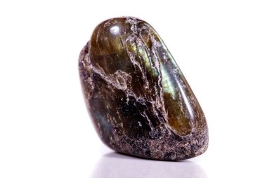 Beyaz arka plan üzerinde makro mineral taş Labrador