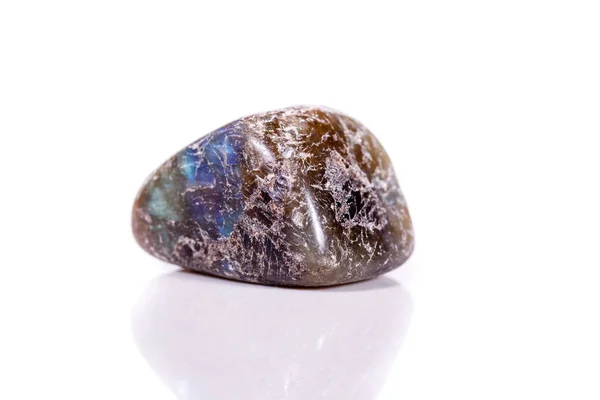 흰색 바탕에 매크로 미네랄 스톤 Labradorite — 스톡 사진