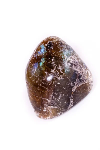 흰색 바탕에 매크로 미네랄 스톤 Labradorite — 스톡 사진