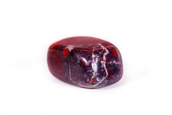 白い背景上のマクロ ミネラル石ジャスパー赤鉄鉱 — ストック写真