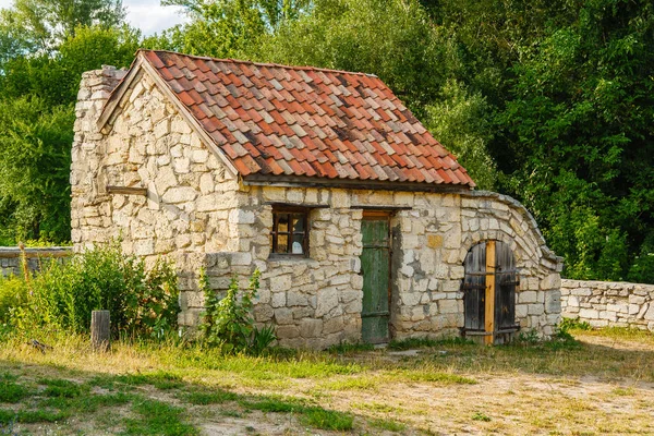 Antigua casa de piedra con techo de teja — Foto de Stock