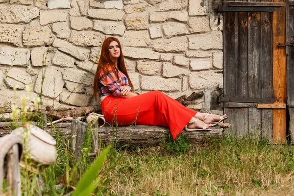 Menina bonita com cabelo laranja na camisa xadrez e vermelho - rosa sk — Fotografia de Stock