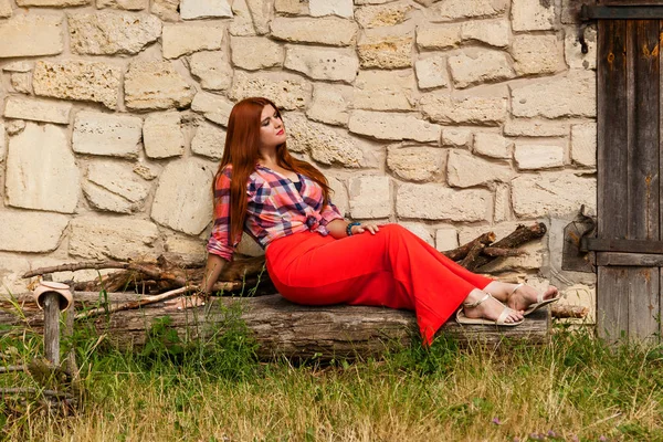 Menina bonita com cabelo laranja na camisa xadrez e vermelho - rosa sk — Fotografia de Stock