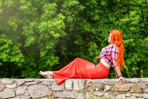 Menina bonita com cabelo laranja na camisa xadrez e vermelho - rosa sk — Fotografia de Stock