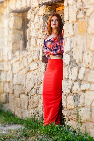 Menina bonita com cabelo laranja na camisa xadrez e vermelho - rosa sk — Fotografia de Stock