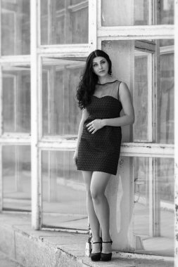 bir cam metal arka plan üzerinde elbise kız güzel con