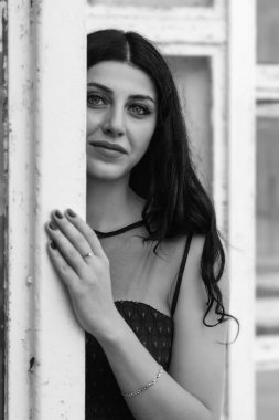 bir cam metal arka plan üzerinde elbise kız güzel con