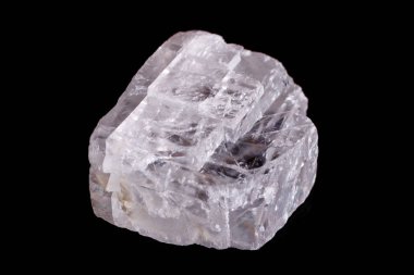 Makro mineral taş İzlanda spar siyah arka plan üzerine 
