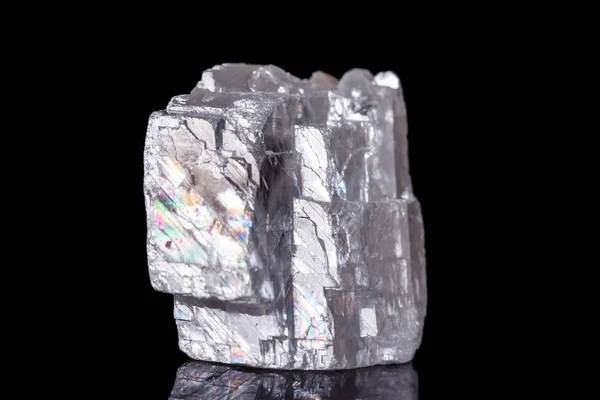 Макрос мінеральні камінь ісландський шпат на чорному фоні — стокове фото