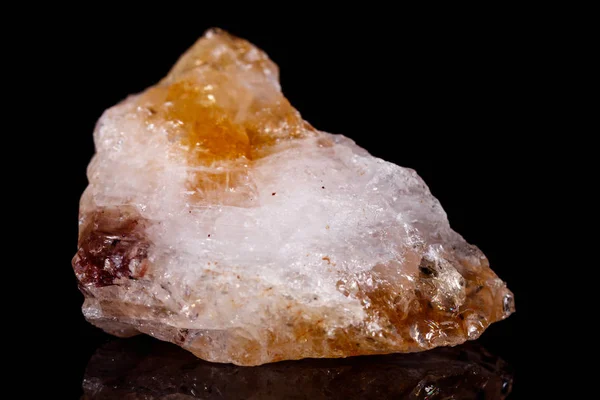 黑色背景下的宏观矿物石茶晶 — 图库照片