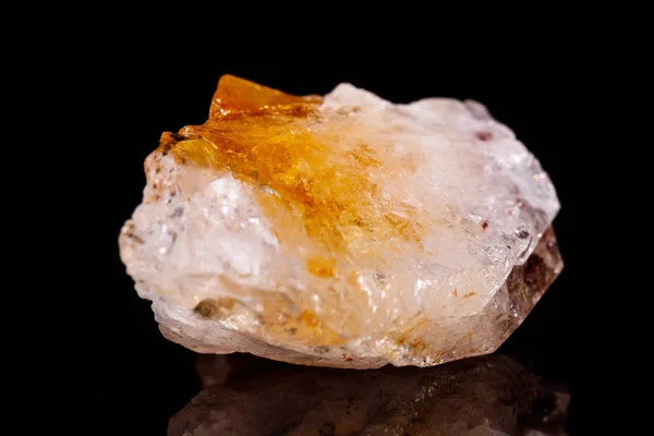 Macro pierre minérale Citrine sur fond noir — Photo