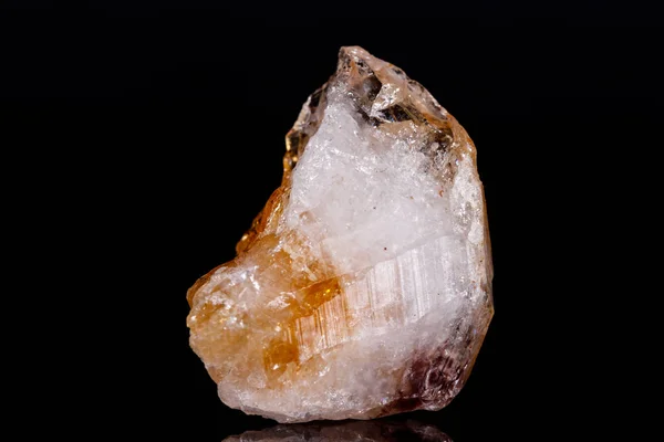 Makro-Mineralstein Citrin auf schwarzem Hintergrund — Stockfoto