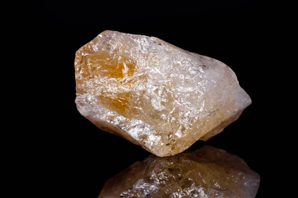 Pedra mineral macro Citrino sobre fundo preto — Fotografia de Stock