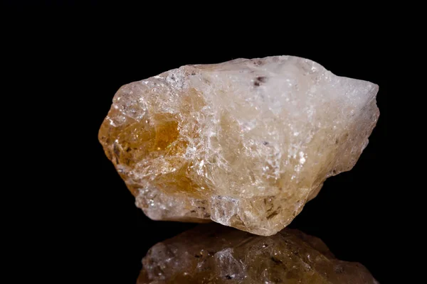 Макро мінеральний камінь Цитрин на чорному тлі — стокове фото