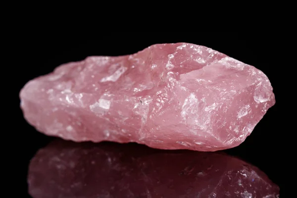 Pietra minerale macro Quarzo rosa su sfondo nero — Foto Stock