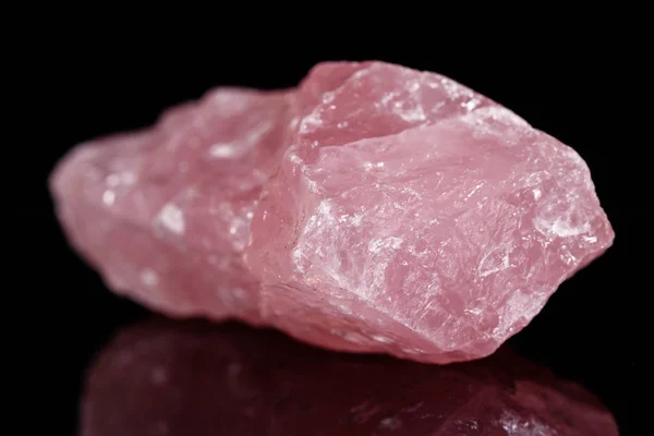 Makro mineral sten rosa kvarts på svart bakgrund — Stockfoto