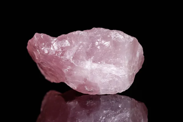 Macro piedra mineral Cuarzo rosa sobre fondo negro —  Fotos de Stock