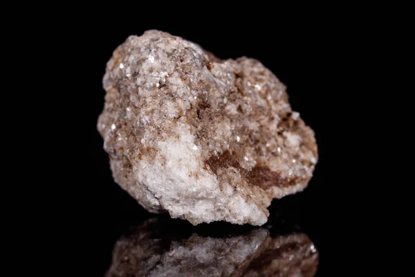 Makro-Mineralstein-Albit auf schwarzem Hintergrund — Stockfoto