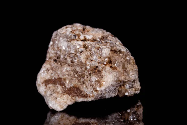 Macro piedra mineral Albit sobre fondo negro —  Fotos de Stock