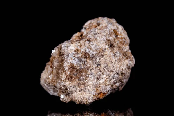 Batuan mineral makro Albit pada latar belakang hitam — Stok Foto