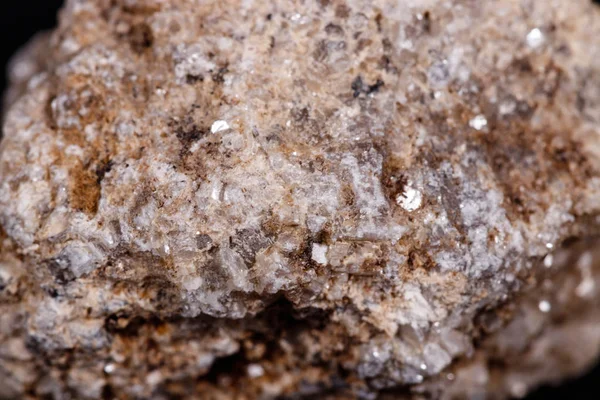 Makro-Mineralstein-Albit auf schwarzem Hintergrund — Stockfoto