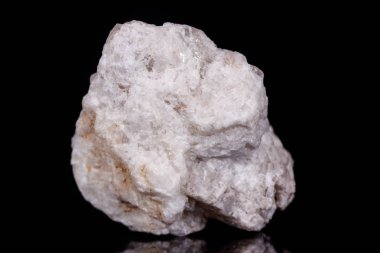 Makro mineral taş Albit siyah arka plan üzerine