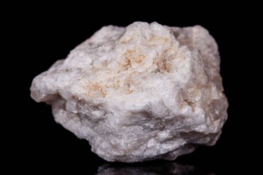 Makro mineral taş Albit siyah arka plan üzerine