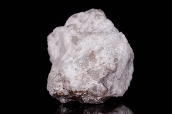 Macro mineral pedra Albit no fundo preto — Fotografia de Stock