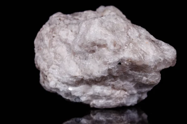 Macro mineral pedra Albit no fundo preto — Fotografia de Stock