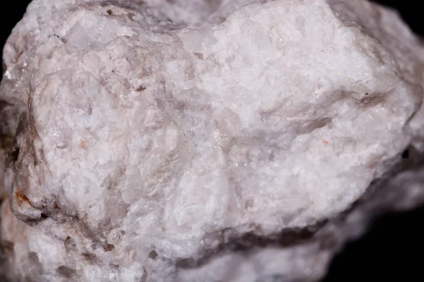 Macro mineral pedra Albit no fundo preto — Fotografia de Stock