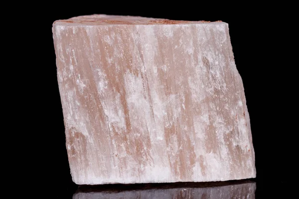 Pedra mineral macro gesso vermelho sobre fundo preto — Fotografia de Stock