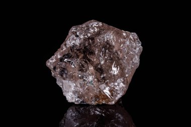 Makro mineral taş dumanlı kuvars Rauch topaz siyah arka plan üzerine