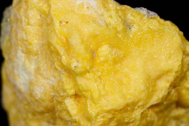 Makro mineral taş kükürt siyah arka plan üzerine