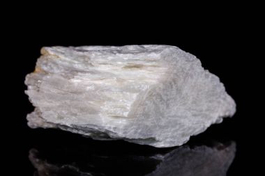 Makro mineral taş pudra siyah arka plan üzerine