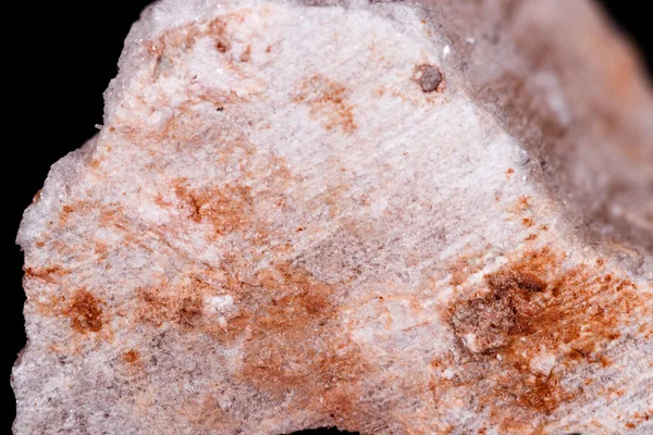 Pietra macro minerale gesso rosso su sfondo nero — Foto Stock