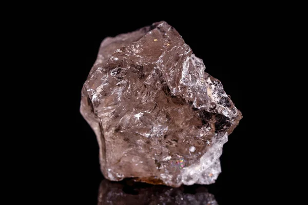 Макро мінеральний камінь димчастий кварц Раух топаз на чорному тлі — стокове фото