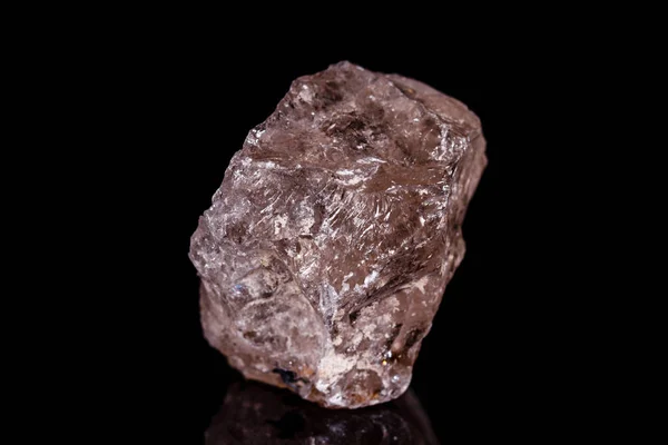 Makro mineral taş dumanlı kuvars Rauch topaz siyah arka plan üzerine — Stok fotoğraf